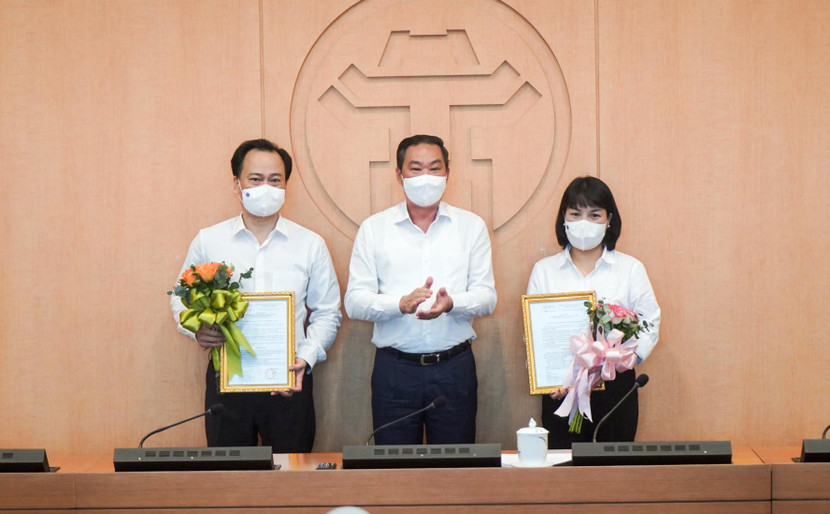 Phó Chủ tịch UBND TP Hà Nội Lê Hồng Sơn trao quyêt định bổ nhiệm 2 Phó Chánh Văn phòng UBND TP Phó Chủ tịch UBND TP Hà Nội Lê Hồng Sơn trao quyêt định bổ nhiệm 2 Phó Chánh Văn phòng UBND TP