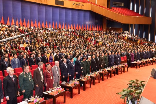 Đại biểu tham dự tiến hành nghi thức chào cờ