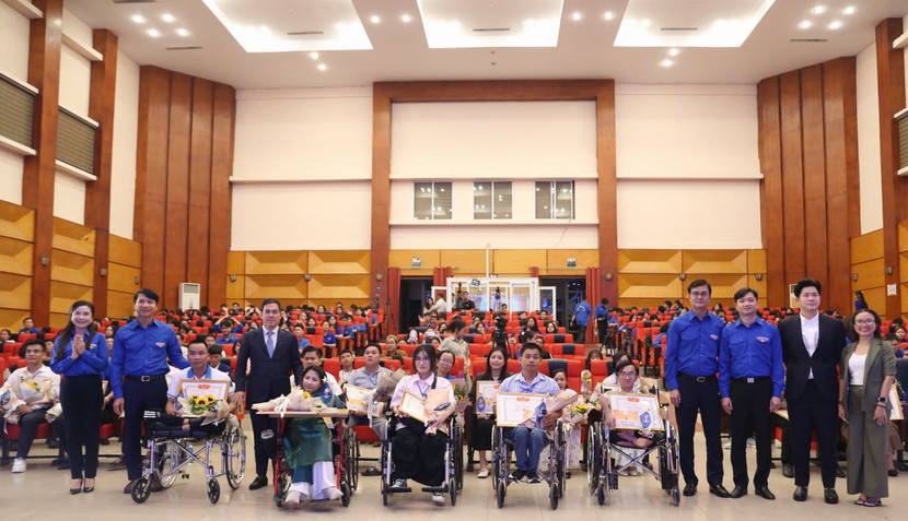 BTC chụp ảnh lưu niệm cùng các gương thanh niên khuyết tật tiêu biểu