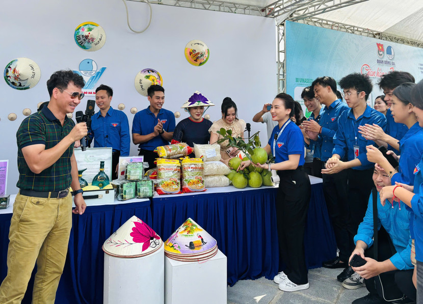 Các nghệ sĩ tham gia livestream bán sản phẩm OCOP