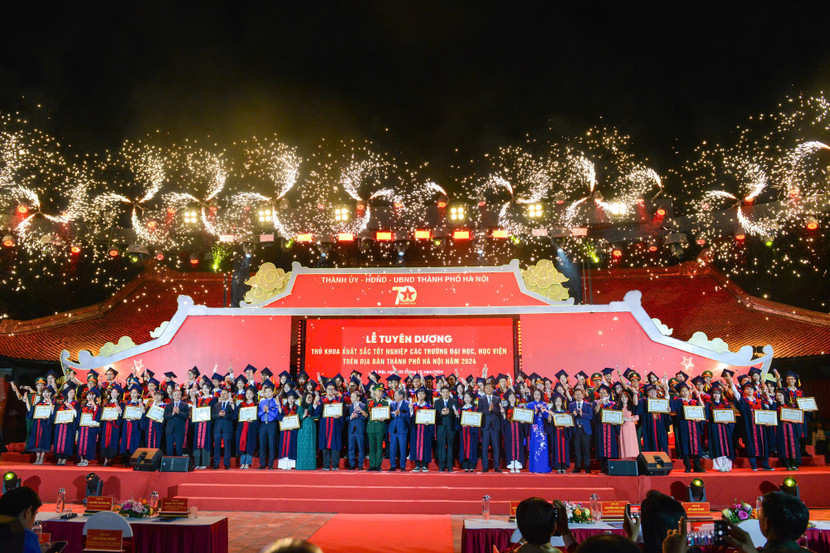 Các thủ khoa được tuyên dương