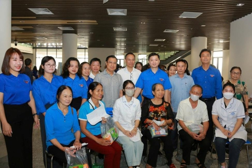 Lãnh đạo Trung ương Đoàn và thành phố Hà Nội trao quà tặng người dân