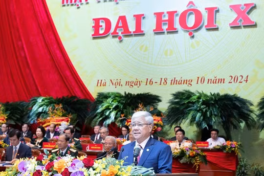 Đồng chí Đỗ Văn Chiến, Ủy viên Bộ Chính trị, Bí thư Trung ương Đảng, Chủ tịch Ủy ban Trung ương MTTQ Việt Nam khóa IX trình bày diễn văn khai mạc