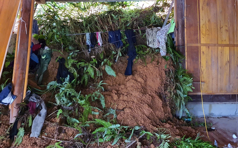 Sạt lở ta luy vào nhà dân ở Yên Bái Sạt lở ta luy vào nhà dân ở Yên Bái