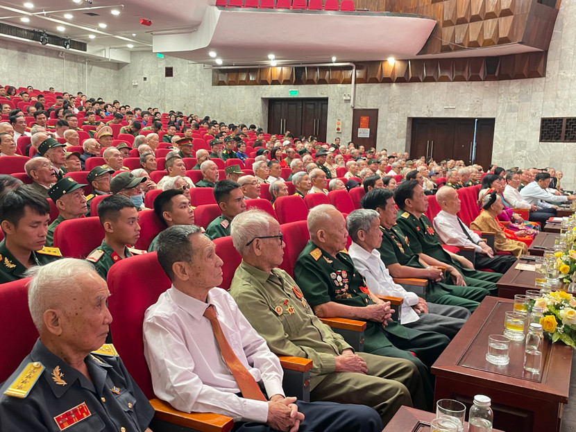 Gặp mặt tri ân đại biểu cựu Chiến binh, cựu Công an nhân dân, cựu Thanh niên xung phong và gia đình chính sách người có công trực tiếp tham gia giải phóng Thủ đô Gặp mặt tri ân đại biểu cựu Chiến binh, cựu Công an nhân dân, cựu Thanh niên xung phong và gia đình chính sách người có công trực tiếp tham gia giải phóng Thủ đô