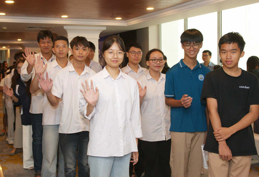 Nhóm học sinh Trường THPT Gang thép Thái Nguyên vượt lũ đến Hà Nội tham gia làm làm bài đánh giá Mensa Test IQ được tổ chức lần đầu tiên tại Việt Nam.