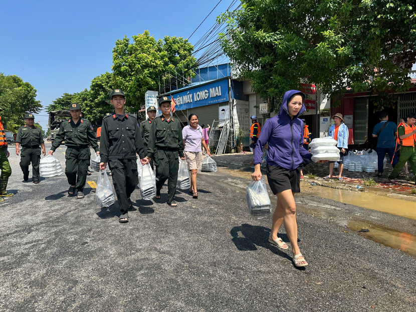 Cảnh sát cơ động CATP Hà Nội tiếp tế cơm trưa cho người dân xã Đa Phúc trưa 10-10