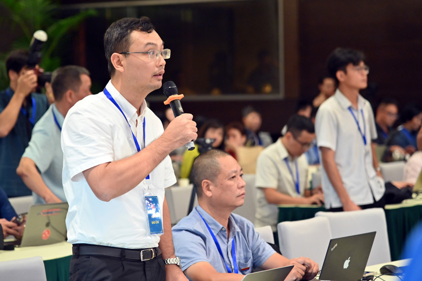 Phóng viên đặt câu hỏi ở buổi họp báo