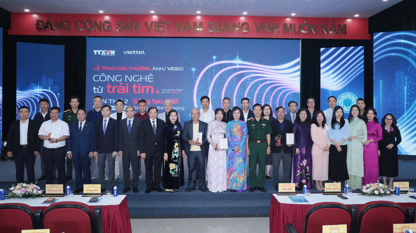 Các đồng chí lãnh đạo và các tác giả đạt giải Giải thưởng ảnh/video “Công nghệ từ trái tim – Technology with heart” lần thứ 2 Các đồng chí lãnh đạo và các tác giả đạt giải Giải thưởng ảnh/video “Công nghệ từ trái tim – Technology with heart” lần thứ 2