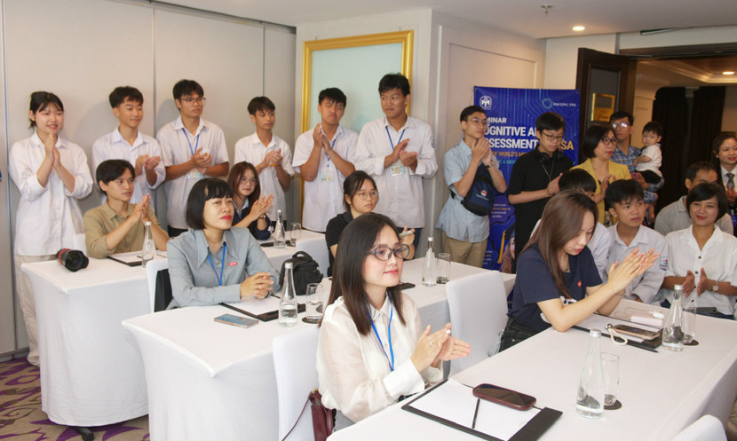 Các thí sinh Hà Nội và học sinh từ Thái Nguyên tự tin làm bài đánh giá Mensa Test IQ ngày 12-10.