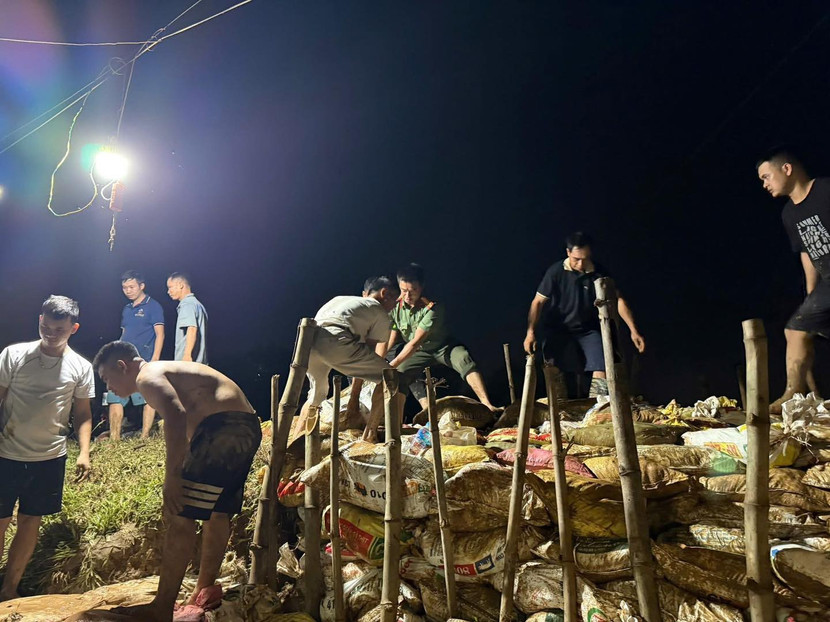 Công an xã Đa Phúc ứng trực xuyên đêm, bảo vệ tuyến đê giúp dân chống lũ Công an xã Đa Phúc ứng trực xuyên đêm, bảo vệ tuyến đê giúp dân chống lũ