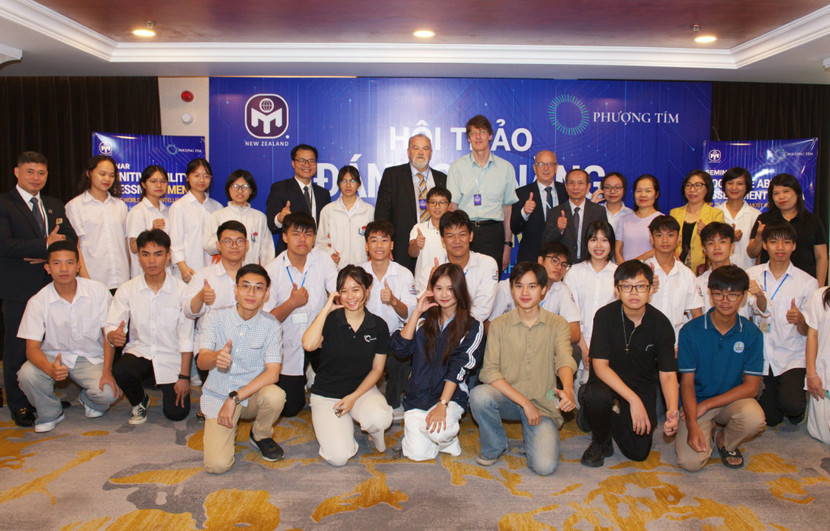 Nhóm học sinh Trường THPT Gang thép Thái Nguyên vượt lũ đến Hà Nội tham gia làm làm bài đánh giá Mensa Test IQ được tổ chức lần đầu tiên tại Việt Nam.