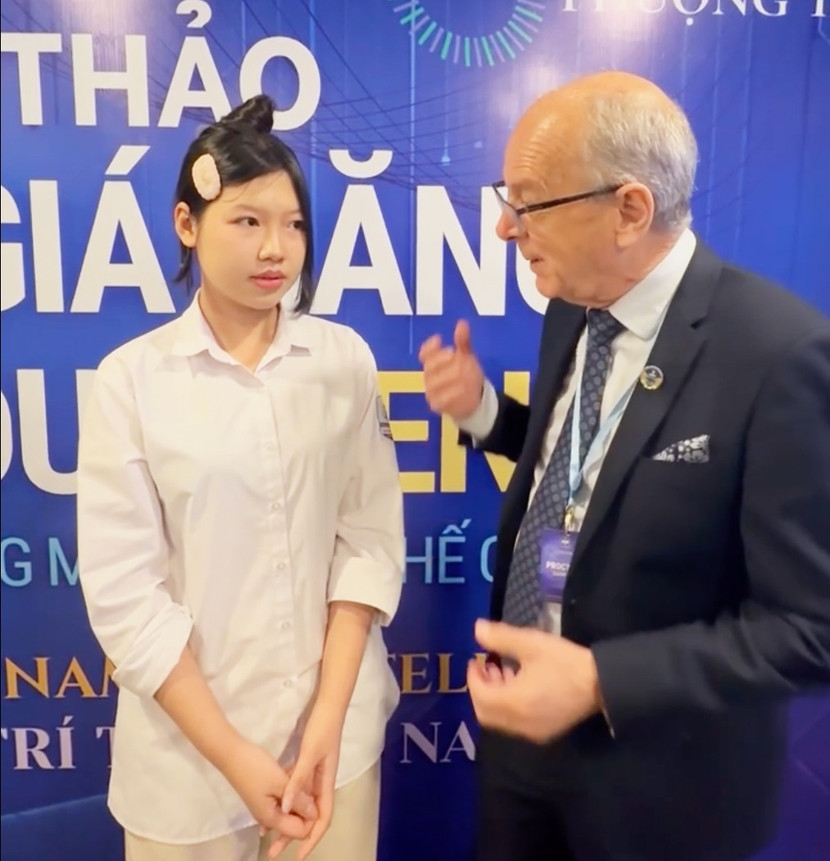 Học sinh Nguyễn Hạnh Dung (lớp 12A8 Trường THPT Gang thép Thái Nguyên) trao đổi với ông John Robinson (New Zealand Supply Group) sau khi hoàn thành đánh giá Mensa Test IQ.
