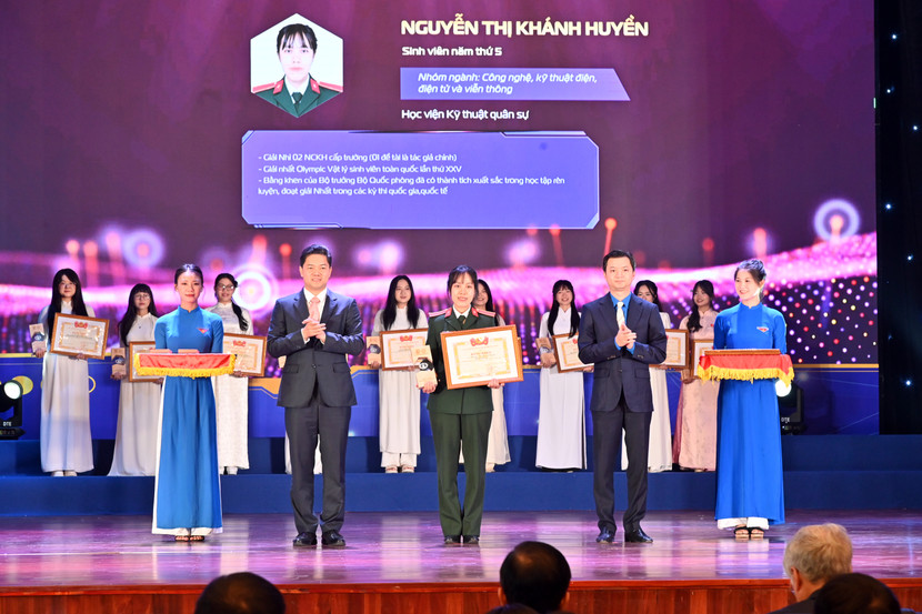 Ông Vũ Mạnh Hà - Thứ trưởng thường trực Bộ Y tế và anh Nguyễn Minh Triết, Chủ tịch Trung ương Hội SVVN trao Giải thưởng Nữ sinh KHCN cho các nữ sinh tiêu biểu.