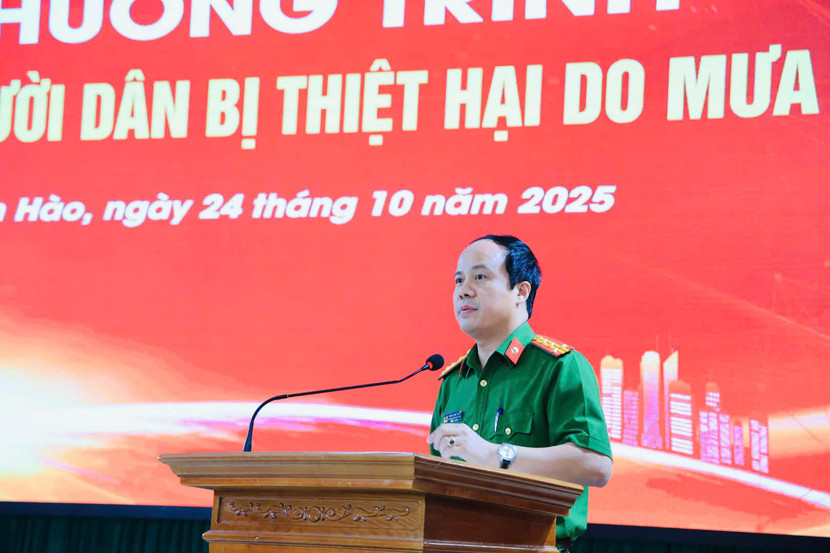 Đại tá, PGS.TS Hoàng Anh Tuấn - Phó Giám đốc Học viện CSND hy vọng g sự hỗ trợ này sẽ góp phần giúp bà con nhân dân ổn định cuộc sống, khắc phục khó khăn, sớm phục hồi sản xuất Đại tá, PGS.TS Hoàng Anh Tuấn - Phó Giám đốc Học viện CSND hy vọng g sự hỗ trợ này sẽ góp phần giúp bà con nhân dân ổn định cuộc sống, khắc phục khó khăn, sớm phục hồi sản xuất