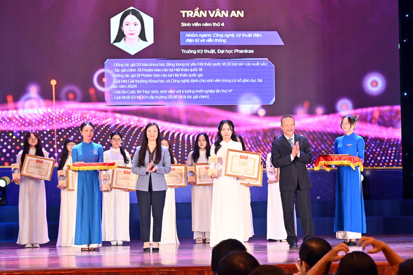 Phó Chủ tịch Hội liên hiệp Phụ nữ Việt Nam Nguyễn Thị Thu Hiền và ông Nguyễn Duy Hưng, Thành viên Hội đồng quản trị Tập đoàn Tân Hiệp Phát trao Giải thưởng Nữ sinh KHCN cho các nữ sinh tiêu biểu