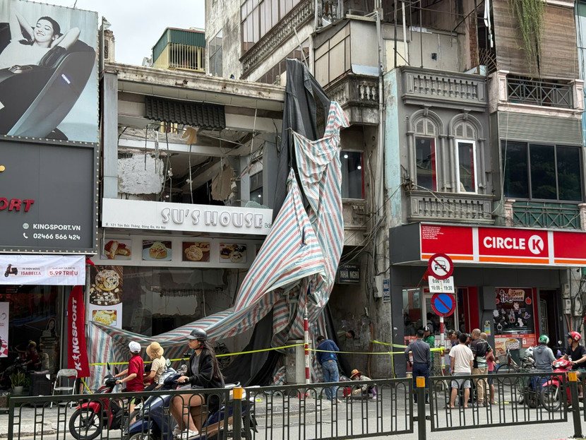 Hiện trường vụ tai nạn nghiêm trọng xảy ra tại công trình xây dựng số 121 phố Tôn Đức Thắng khiến một người tử vong và một người bị thương sáng 22-10. Hiện trường vụ tai nạn nghiêm trọng xảy ra tại công trình xây dựng số 121 phố Tôn Đức Thắng khiến một người tử vong và một người bị thương sáng 22-10.