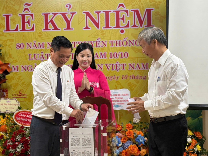 Các đại biểu ủng hộ đồng bào khắc phục hậu quả bão lũ tại tỉnh Thái Nguyên