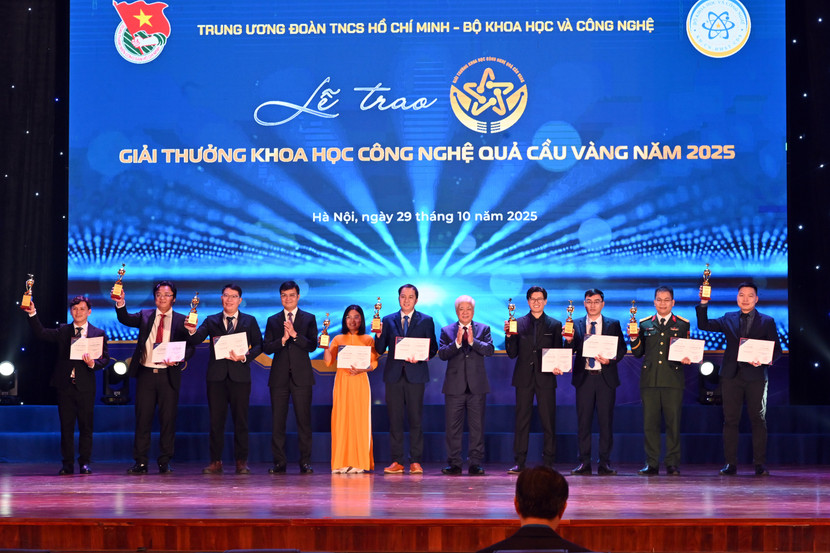 Ông Đỗ Văn Chiến - Ủy viên Bộ Chính trị, Bí thư Trung ương Đảng, Chủ tịch Ủy ban Trung ương MTTQ Việt Nam và anh Bùi Quang Huy, Bí thư thứ nhất Trung ương Đoàn trao Giải thưởng Quả Cầu Vàng cho các nhà khoa học trẻ.