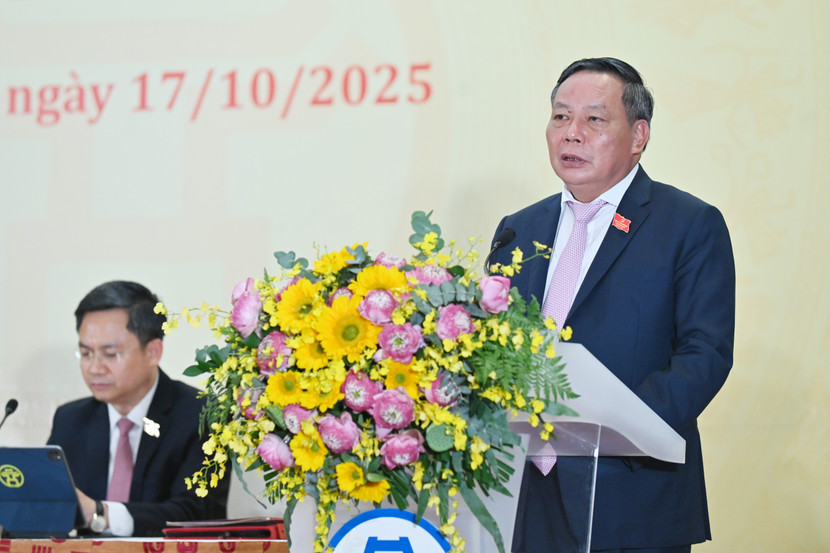 Phó Bí thư Thường trực Thành ủy Nguyễn Văn Phong trả lời tại họp báo