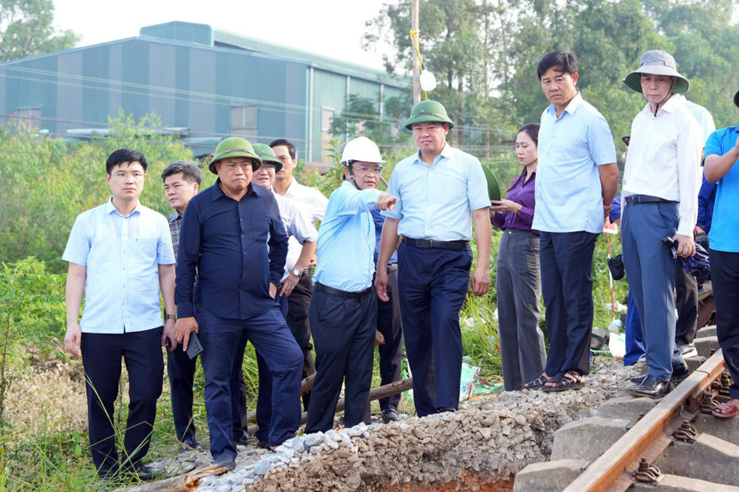 Chủ tịch UBND TP Hà Nội Trần Sỹ Thanh kiểm tra việc khắc phục điểm sạt lở đường sắt qua địa bàn xã Trung Giã