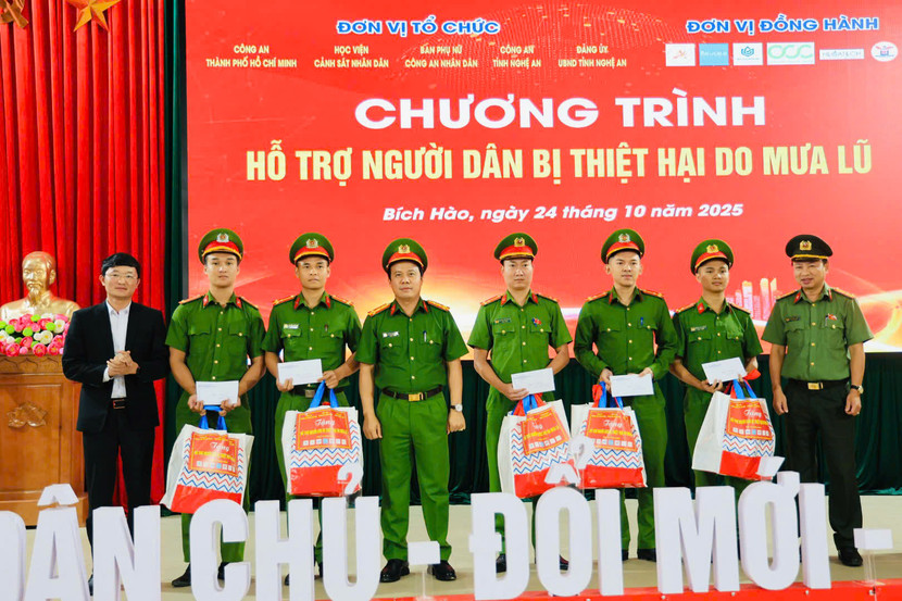 Đoàn công tác tặng quà Công an xã Bích Hào Đoàn công tác tặng quà Công an xã Bích Hào