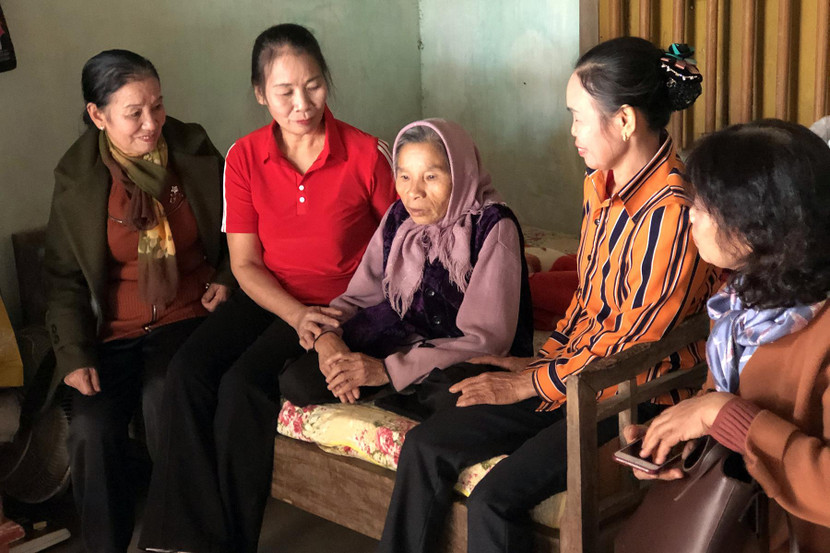 Thành viên CLB Liên thế hệ tự giúp nhau thường xuyên đến chắm sóc, đỡ đần người già neo đơn, khó khăn Thành viên CLB Liên thế hệ tự giúp nhau thường xuyên đến chắm sóc, đỡ đần người già neo đơn, khó khăn