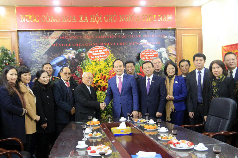 Chủ tịch HĐND TP Nguyễn Ngọc Tuấn tặng lẵng hoa chúc mừng Ủy ban Đoàn kết Công giáo Việt Nam TP Hà Nội nhân dip Giáng sinh và năm mới Chủ tịch HĐND TP Nguyễn Ngọc Tuấn tặng lẵng hoa chúc mừng Ủy ban Đoàn kết Công giáo Việt Nam TP Hà Nội nhân dip Giáng sinh và năm mới