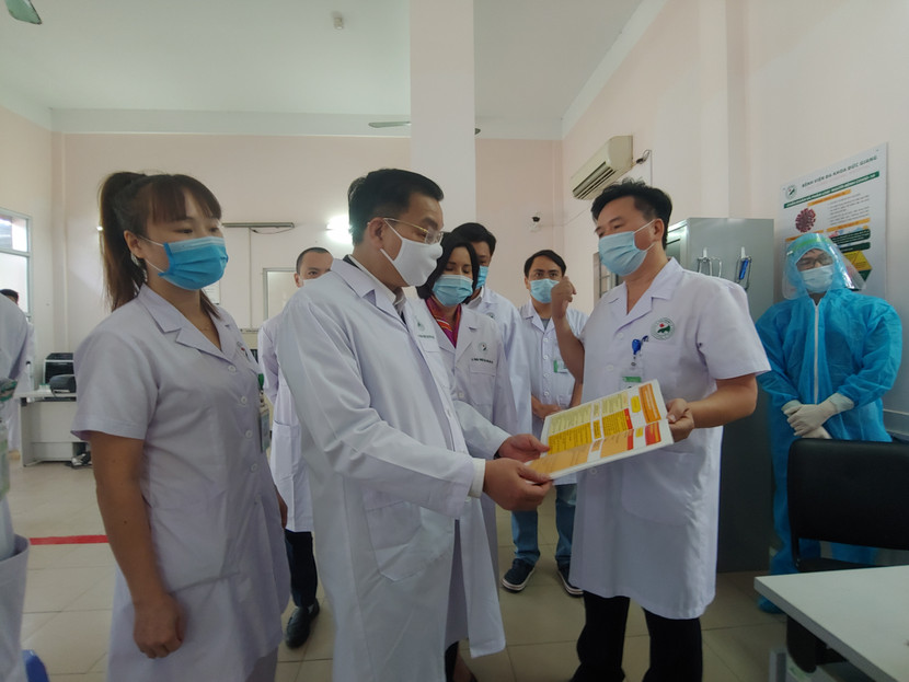 Chủ tịch UBND TP Chu Ngọc Anh kiểm tra công tác phòng chống Covid-19 tại Bệnh viện Đa khoa Đức Giang chiều 3-12