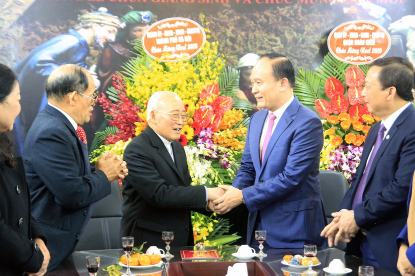 Chủ tịch HĐND TP Nguyễn Ngọc Tuấn chúc mừng Linh mục Antôn Maria Dương Phú Oanh, Phó Chủ tịch Ủy ban Đoàn kết Công giáo Việt Nam, Chủ tịch Ủy ban Đoàn kết Công giáo Việt Nam TP Hà Nội Chủ tịch HĐND TP Nguyễn Ngọc Tuấn chúc mừng Linh mục Antôn Maria Dương Phú Oanh, Phó Chủ tịch Ủy ban Đoàn kết Công giáo Việt Nam, Chủ tịch Ủy ban Đoàn kết Công giáo Việt Nam TP Hà Nội