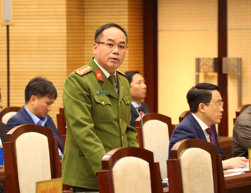 Đại tá Nguyễn Thanh Tùng, Phó Giám đốc CATP phát biểu tại phiên chất vấn