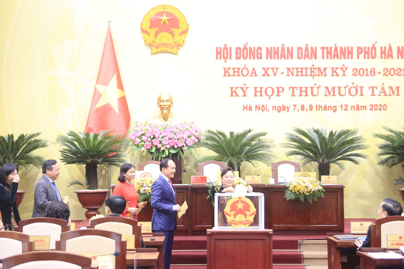 Các đại biểu bỏ phiếu bầu chức vụ Chủ tịch HĐND TP Hà Nội