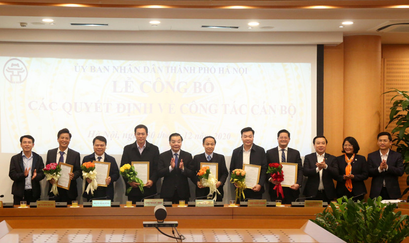 Chủ tịch UBND TP Chu Ngọc Anh trao quyết định và chúc mừng các đồng chí được lãnh đạo TP tin tưởng trao trọng trách