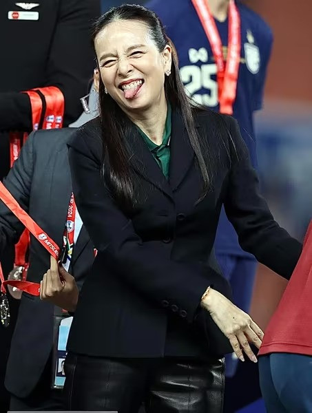Biểu cảm của Madam Pang trên bục trao huy chương AFF Cup 2024, nơi ĐT Thái Lan chỉ về nhì