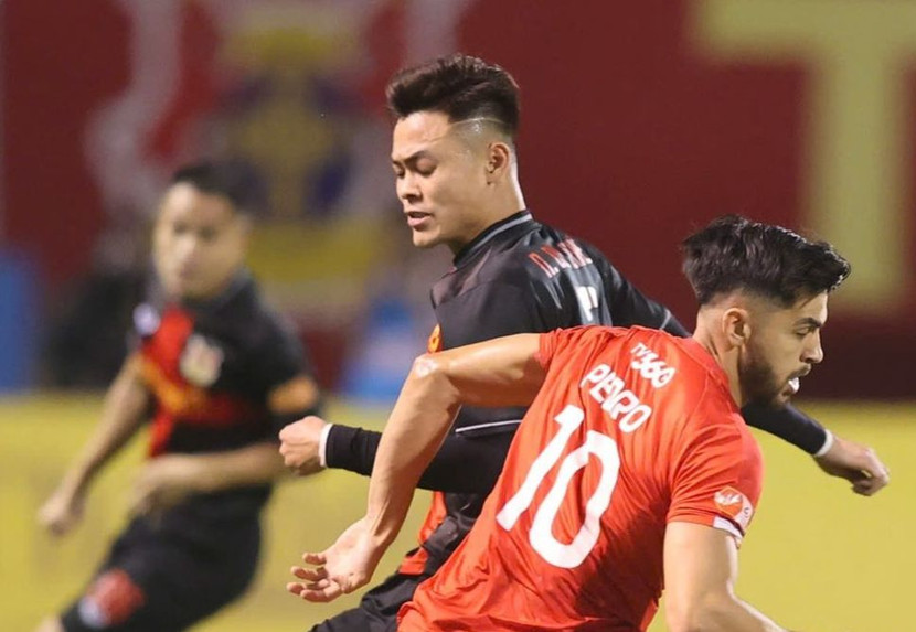 Đức Chiến (áo đen) trong màn đối đầu CLB cũ Thể Công Viettel Đức Chiến (áo đen) trong màn đối đầu CLB cũ Thể Công Viettel