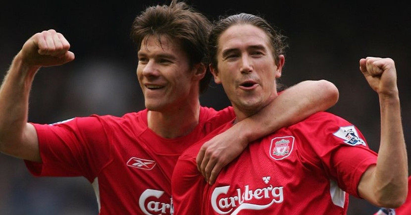 Harry Kewell (phải) khi còn khoác áo Liverpool cùng Xabi Alonso, nay là HLV Real Madrid