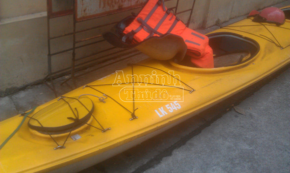 Tìm thấy thi thể nạn nhân thứ 2 vụ lật thuyền trên hồ Tây ảnh 1