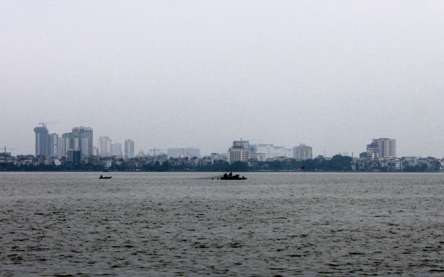 Tìm thấy thi thể nạn nhân thứ 2 vụ lật thuyền trên hồ Tây ảnh 2