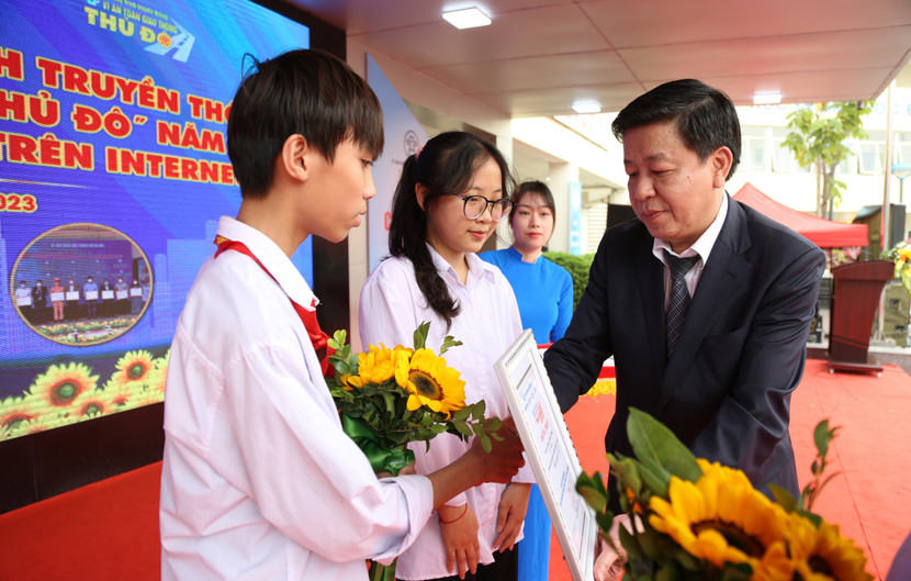 Phó Chủ tịch UBND TP Dương Đức Tuấn trao giải Nhất cho các thí sinh vòng Chung kết Cuộc thi trắc nghiệm trên internet "Vì an toàn giao thông Thủ đô" Phó Chủ tịch UBND TP Dương Đức Tuấn trao giải Nhất cho các thí sinh vòng Chung kết Cuộc thi trắc nghiệm trên internet "Vì an toàn giao thông Thủ đô"