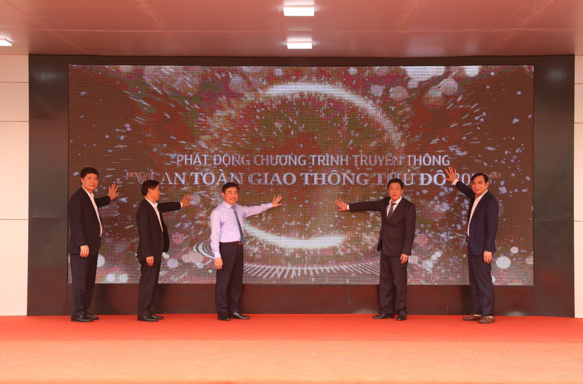 Phó Chủ tịch UBND TP Dương Đức Tuấn cùng các đại biểu khởi động Chương trình truyền thông “Vì an toàn giao thông Thủ đô” năm 2023 Phó Chủ tịch UBND TP Dương Đức Tuấn cùng các đại biểu khởi động Chương trình truyền thông “Vì an toàn giao thông Thủ đô” năm 2023