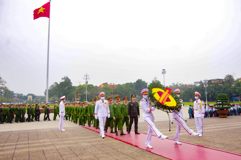 Đoàn đại biểu CAQ Hà Đông vào lăng viếng Chủ tịch Hồ Chí Minh