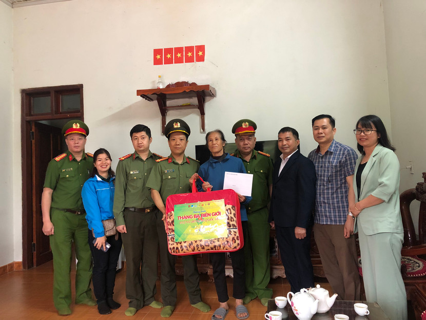 Đoàn công tác cũng đến thăm hỏi gia đình cựu Thanh niên xung phong trên địa bàn huyện Lộc Bình, tỉnh Lạng Sơn