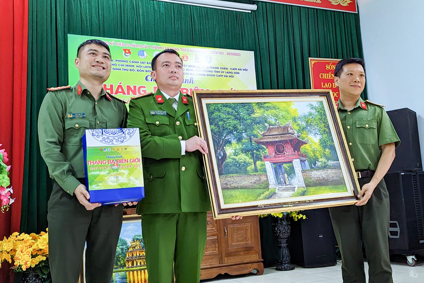 Đại diện Công đoàn CATP Hà Nội và Đoàn Thanh niên Công an tỉnh Lạng Sơn tặng quà Công an xã Yên Khoái, huyện Lộc Bình, tỉnh Lạng Sơn