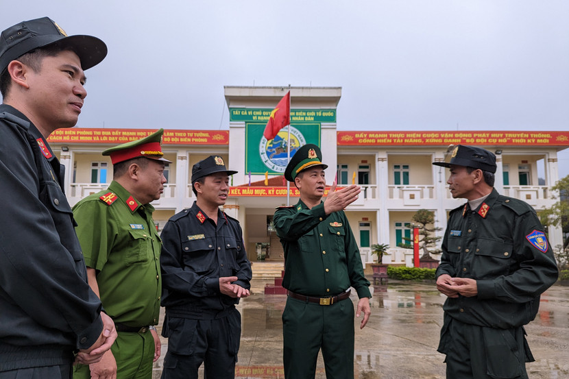 Lãnh đạo các đơn vị thuộc CATP Hà Nội trao đổi cùng Trung tá Nguyễn Đức Bính Chỉ huy trưởng Đồn biên phòng cửa khẩu Chi Ma