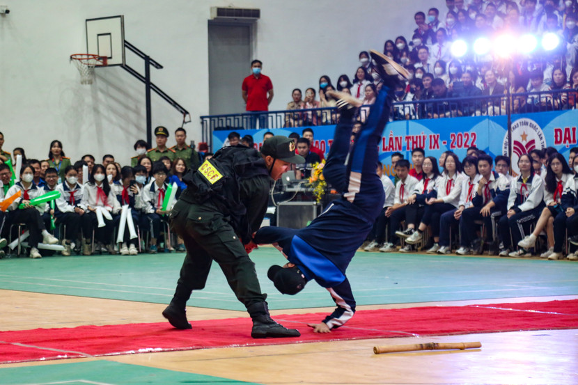 Màn võ thuật đẹp mắt của chiến sỹ CSCĐ đặc nhiệm CATP Hà Nội ấn tượng mạnh với các em học sinh Màn võ thuật đẹp mắt của chiến sỹ CSCĐ đặc nhiệm CATP Hà Nội ấn tượng mạnh với các em học sinh