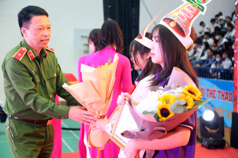 Thiếu tướng Nguyễn Hồng Ky, Phó Giám đốc CATP Hà Nội chúc mừng 2 thí sinh đồng giải Nhất cuộc thi Rung chuông vàng về kiến thức pháp luật Thiếu tướng Nguyễn Hồng Ky, Phó Giám đốc CATP Hà Nội chúc mừng 2 thí sinh đồng giải Nhất cuộc thi Rung chuông vàng về kiến thức pháp luật