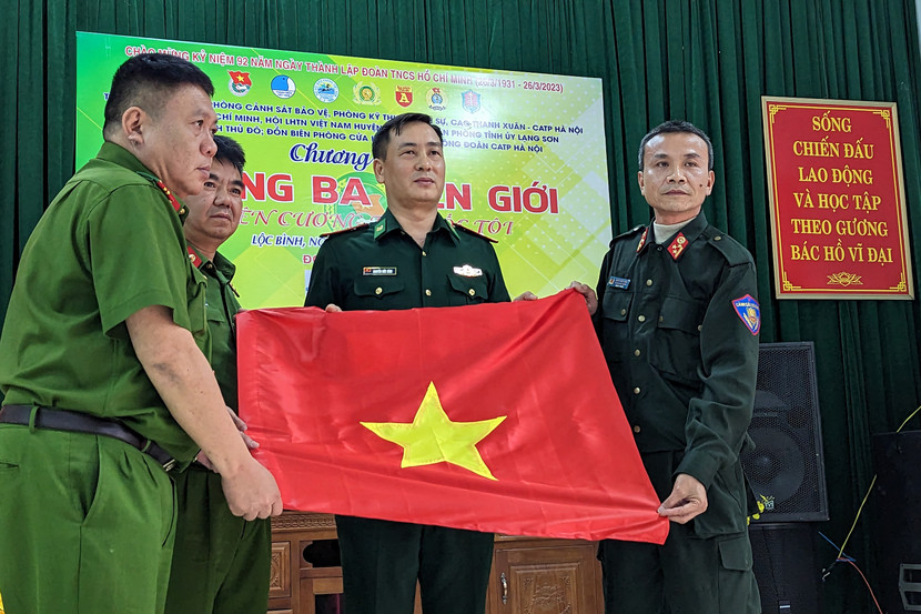 Lãnh đạo các đơn vị thuộc CATP trao tặng Đồn biên phòng cửa khẩu Chi Ma 50 lá cờ Tổ Quốc