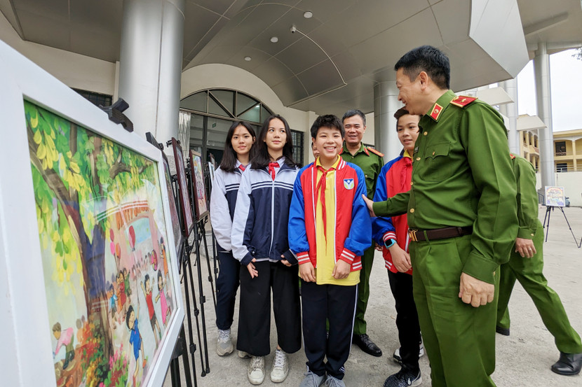 Thiếu tướng Nguyễn Hồng Ky, Phó Giám đốc CATP trò chuyện cùng các em học sinh có tranh vẽ đoạt giải về tuyên truyền pháp luật trong Chương trình “Mái trường an toàn” quận Hà Đông năm 2022 Thiếu tướng Nguyễn Hồng Ky, Phó Giám đốc CATP trò chuyện cùng các em học sinh có tranh vẽ đoạt giải về tuyên truyền pháp luật trong Chương trình “Mái trường an toàn” quận Hà Đông năm 2022