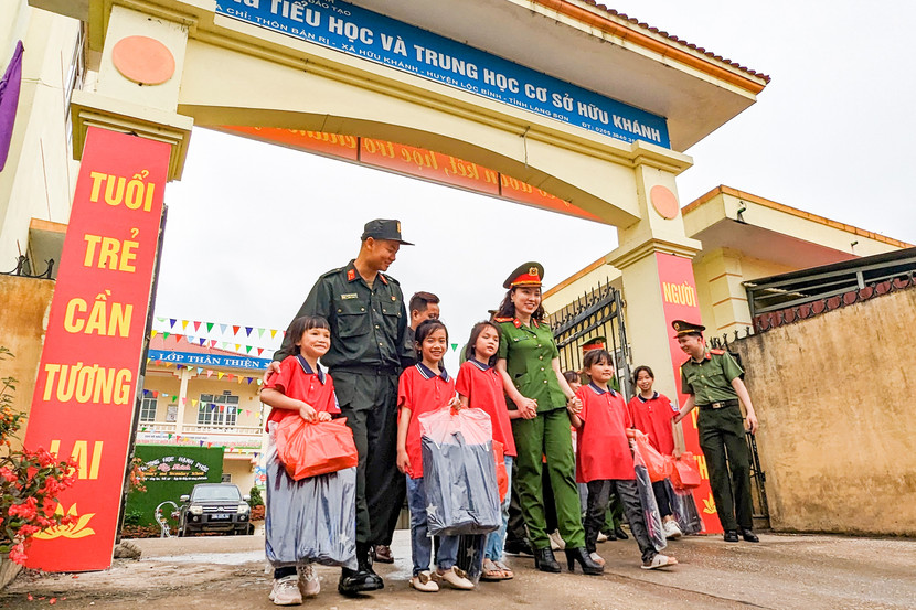 Những món quà thiết thực tiếp bước các em học sinh biên giới đến trường