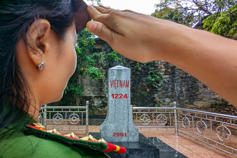 Kính cẩn trước cột mốc biên giới thiêng liêng của Tổ Quốc